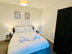 曼彻斯特Cozy and Modern 1 Bed Apartment in Prime Location的一间卧室配有一张带蓝白色床单的大床