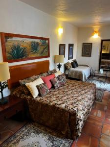 瓜达拉哈拉Casa Tlaquepaque的酒店客房 - 带一张床和两张床