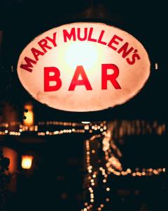 戈尔韦Mary Mullen's Rooms Eyre Square.的猴子 ⁇ 子酒吧的标志