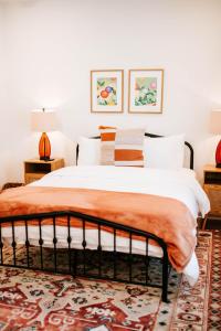 阿森斯Artists Retreat - Dt Athens, Uga, Classic Center的一间卧室配有一张带橙色毯子的床