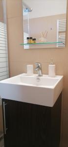 帕特雷D&M STUDIO ΡΙΟ ΠΑΤΡΑ的浴室设有白色水槽和镜子