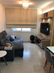 新汉堡市APTO PRIME 2 DORM COM GARAGEM À 2,9km DA FENAC的带沙发和平面电视的客厅