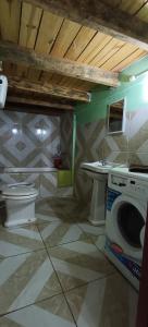皮里亚波利斯LAPOSTa555的一间带卫生间和洗衣机的浴室