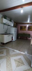 皮里亚波利斯LAPOSTa555的一个带水槽和柜台的厨房