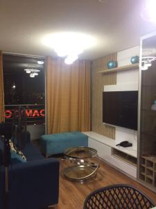 利马Bonito departamento VIP estreno en Condominio的客厅配有蓝色的沙发和电视