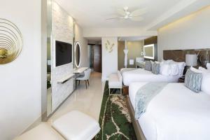 卡波圣卢卡斯Residential Retreat 3 Bedroom Suite Ocean Front Garza Blanca Los Cabos Resort & Spa的一间酒店客房,设有两张床和电视