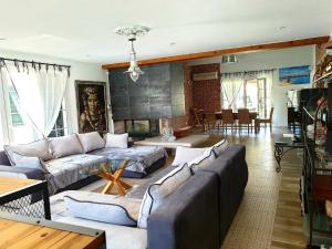 卡拉加尔达纳Galdana's House的带沙发的客厅和用餐室