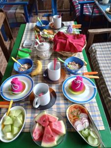 萨迈帕塔Los Aventureros的一张桌子,上面放着食物和水果盘