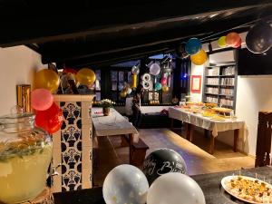 Breaza de JosBlaje的派对,包括气球和一张桌子,提供食物和饮料