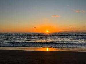 格塞尔镇Las Grullas的日落在海滩上与大海