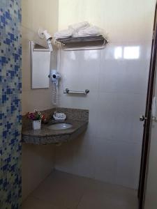 卡皮托利乌Hotel Minastur的一间带水槽和淋浴的浴室