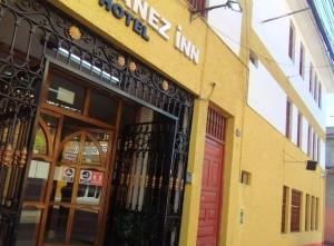阿亚库乔Hotel Yañez Inn的一座建筑前面的商店,有一道红色的门