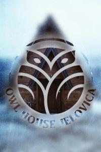 贝拉内Owl House Jelovica的建筑物一侧标志的封闭