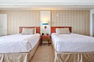 阳光岛滩Trump International Deluxe 2 Queen Bed Ocean Front的酒店客房设有两张床和一张桌子。