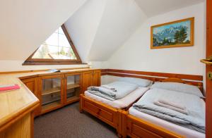 斯塔拉·里斯拉Wellness Vila Astra的阁楼卧室设有两张床和窗户。