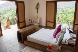 蓬塔米塔蓬德美达伊玛塔度假酒店的一间卧室设有一张床和一个大窗户