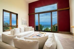 蓬塔米塔蓬德美达伊玛塔度假酒店的客厅配有白色家具和大窗户
