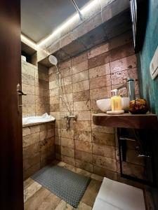 Breaza de JosBlaje的一间带水槽和淋浴的浴室