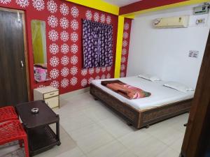 KahalgaonHotel Nilay And Banquet (Vivaah Palace)的一间卧室设有一张床和红色的墙壁