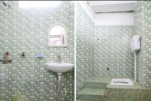 KahalgaonHotel Nilay And Banquet (Vivaah Palace)的浴室设有水槽和卫生间,两幅图片