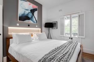 悉尼Barangaroo Park Apartments by Urban Rest的卧室配有白色大床和白色枕头