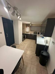 伦敦2 bedrooms apartment in Plaistow near tube to central London的一间厨房,内设桌子和柜台