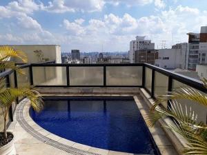 圣保罗Maximus Luxury in Transamerica Bela Cintra的建筑物屋顶上的游泳池