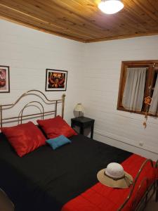 塔菲德尔瓦勒La Inesita的一间卧室,配有一张床,上面有帽子