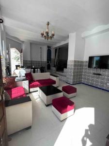 艾因埃尔特克Magnifique Villa avec garage à 2min de la plage Saint-Rock, Ain El Turk, Oran的带沙发和平面电视的客厅
