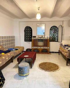 艾因埃尔特克Magnifique Villa avec garage à 2min de la plage Saint-Rock, Ain El Turk, Oran的带沙发和桌子的大客厅