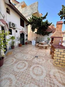 艾因埃尔特克Magnifique Villa avec garage à 2min de la plage Saint-Rock, Ain El Turk, Oran的石头地板房子的庭院