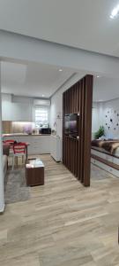 塞萨洛尼基Thessaloniki Amazing Apartment的带沙发、桌子和电视的客厅