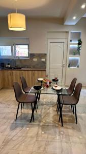考瑙皮迪亚纳Sophia's Smile的一间设有玻璃桌和椅子的用餐室