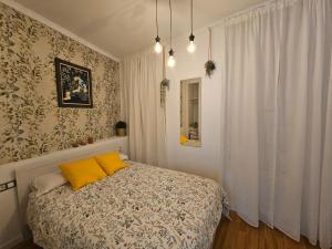 加的斯Paraíso Malecón de Cádiz的一间卧室配有一张带黄色枕头的床。