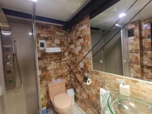 库斯科La Posada del Viajero的一间带卫生间和玻璃淋浴间的浴室