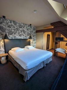 贝桑松西塔代勒贝斯特韦斯特酒店的一间卧室,卧室内配有一张大床