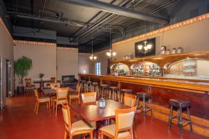 弗吉尼亚城Silverland Inn的一间带桌椅的餐厅和一间酒吧