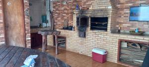 卡波布里奥CABO FRIO, SUITES PÉ AREIA的客房内的砖砌壁炉,配有烤箱