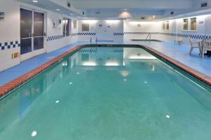 弗雷斯诺卡尔森弗雷斯诺北江山旅馆及套房酒店的大楼内的大型游泳池