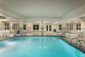 默里迪恩西博伊西乡村套房旅馆的一座配有桌椅的酒店游泳池