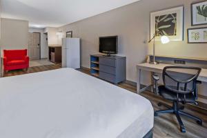 索尔兹伯里江山旅馆及套房 - 索尔兹伯里的酒店客房配有一张床、一张桌子和一把椅子。