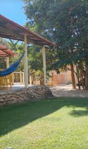 卡瓦坎特Chalé da Serra的庭院里设有蓝色吊床