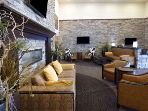 米德瓦尔盐湖城米德瓦尔丽柏酒店的大堂配有沙发和壁炉