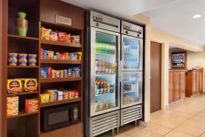 凤凰城卡尔森江山旅馆 - 凤凰城机场的厨房里设有大冰箱,门开通