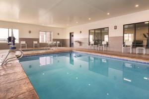 佩吉亚利桑那州佩吉丽怡酒店的大楼内的一个蓝色海水游泳池