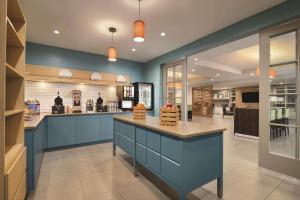 佩吉亚利桑那州佩吉丽怡酒店的一间设有蓝色墙壁和柜台的大厨房