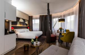 毕尔巴鄂NYX Hotel Bilbao by Leonardo Hotels的酒店客房,配有床和沙发