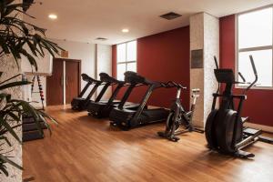 巴鲁埃里阿尔法城丽笙酒店的在健身房里一排健身自行车