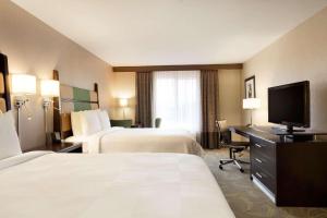圣卡洛斯圣卡洛斯乡村旅馆&套房的酒店客房设有两张床和一台平面电视。