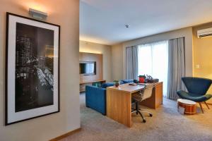 圣保罗圣保罗布鲁酒店的酒店客房配有书桌和蓝色沙发。
